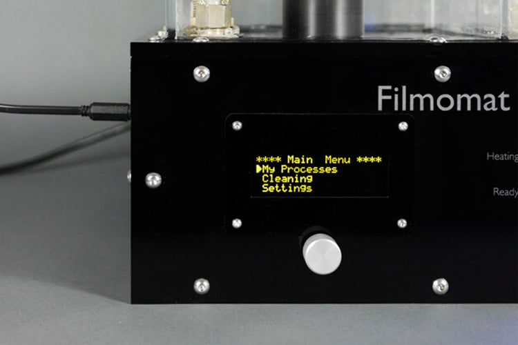 Filmomat mit schwarzem Acrylglas-Panel und Logo-Gravur.