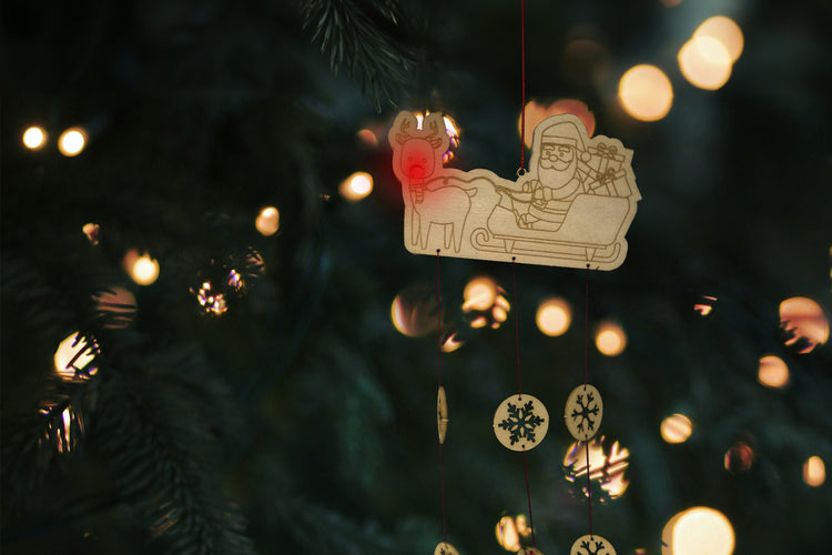 Das Weihnachtsmailing aus 2021, welches aus Birkensperrholz gelasert wurde.